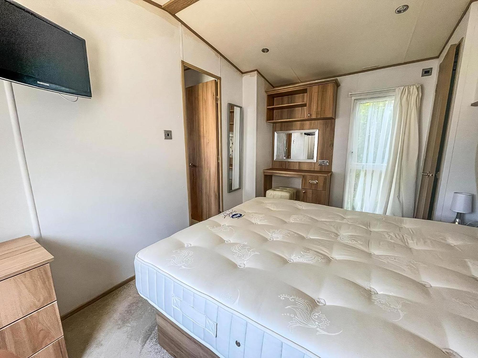 Beautiful Caravan With Decking At Carlton Meres Park, Suffolk Ref 60022m Кемпинг *
